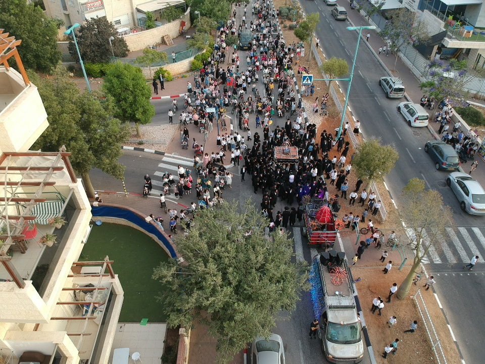 הרחפן תיעד: כך נראית הכנסת ספר תורה - מהאוויר • צפו