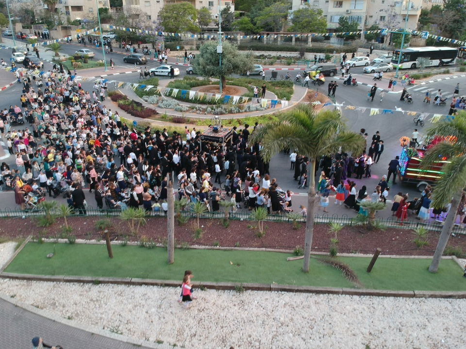 הרחפן תיעד: כך נראית הכנסת ספר תורה - מהאוויר • צפו