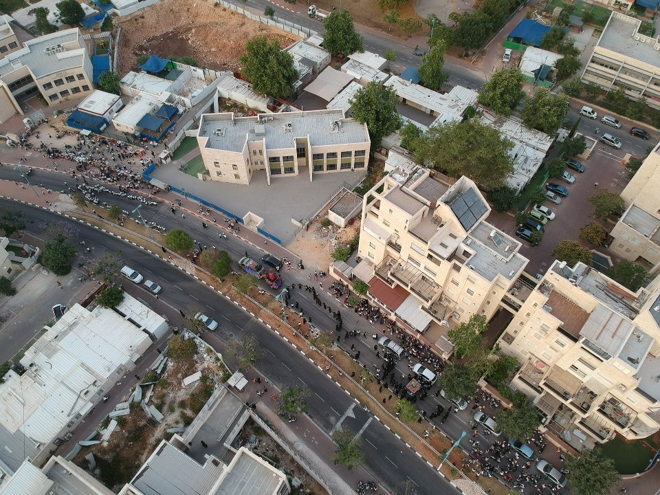 הרחפן תיעד: כך נראית הכנסת ספר תורה - מהאוויר • צפו