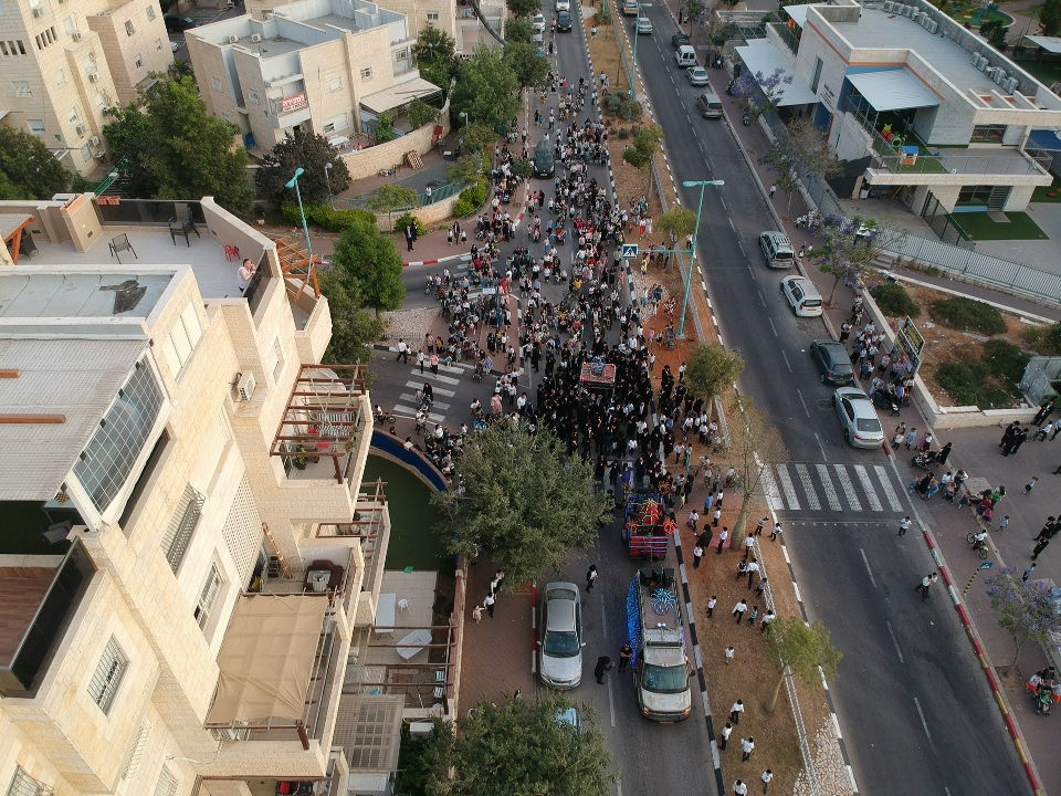 הרחפן תיעד: כך נראית הכנסת ספר תורה - מהאוויר • צפו