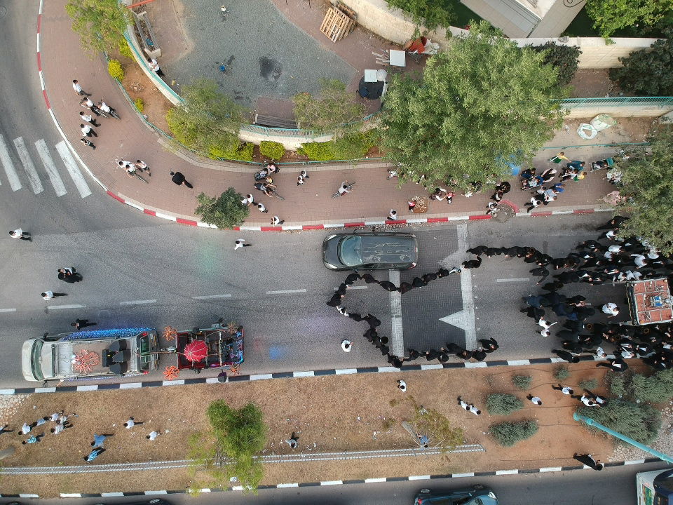 הרחפן תיעד: כך נראית הכנסת ספר תורה - מהאוויר • צפו