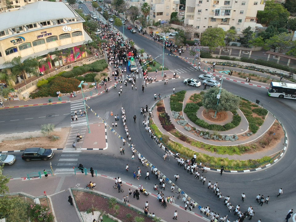 הרחפן תיעד: כך נראית הכנסת ספר תורה - מהאוויר • צפו