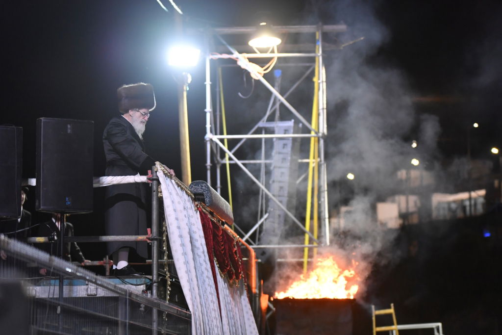 חודש השמחה בויז'ניץ נפתח במירון. תיעוד