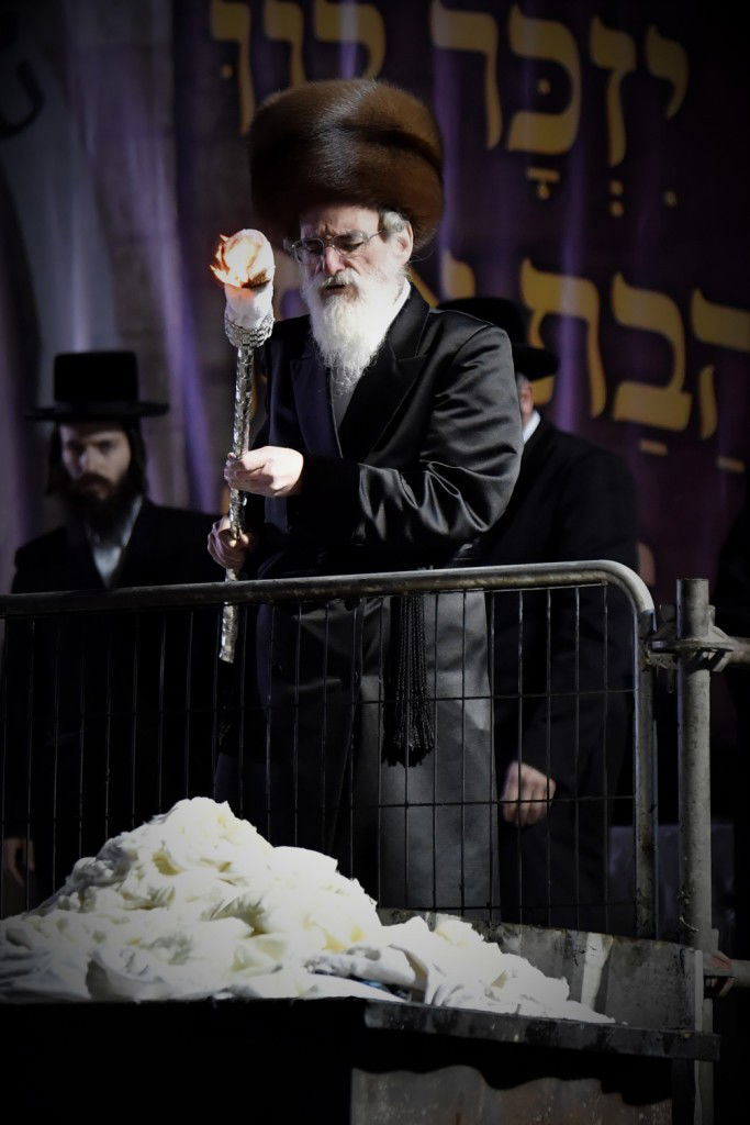 חודש השמחה בויז'ניץ נפתח במירון. תיעוד