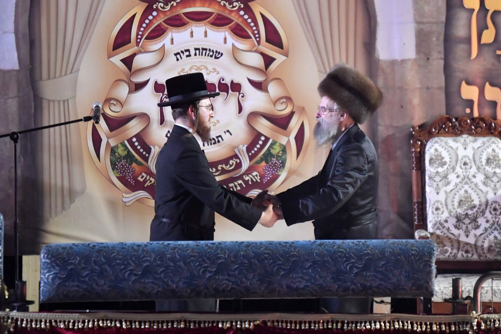 חודש השמחה בויז'ניץ נפתח במירון. תיעוד