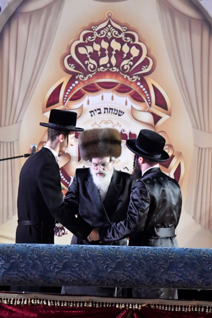 חודש השמחה בויז'ניץ נפתח במירון. תיעוד