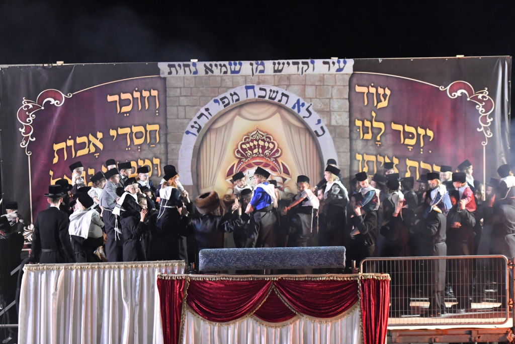 חודש השמחה בויז'ניץ נפתח במירון. תיעוד