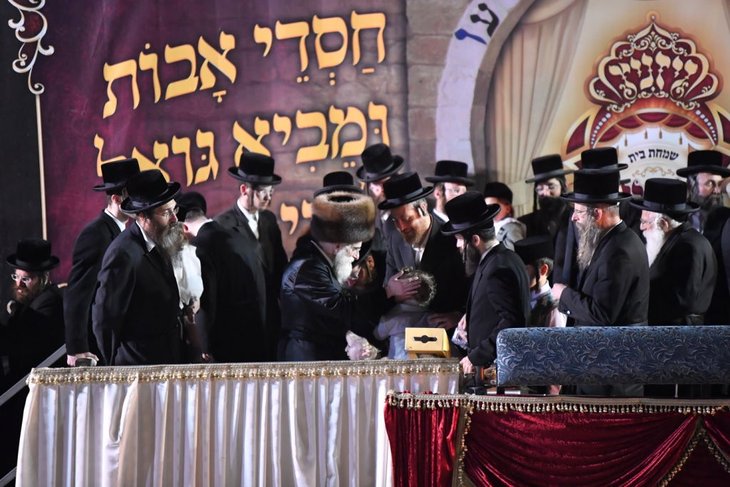 חודש השמחה בויז'ניץ נפתח במירון. תיעוד