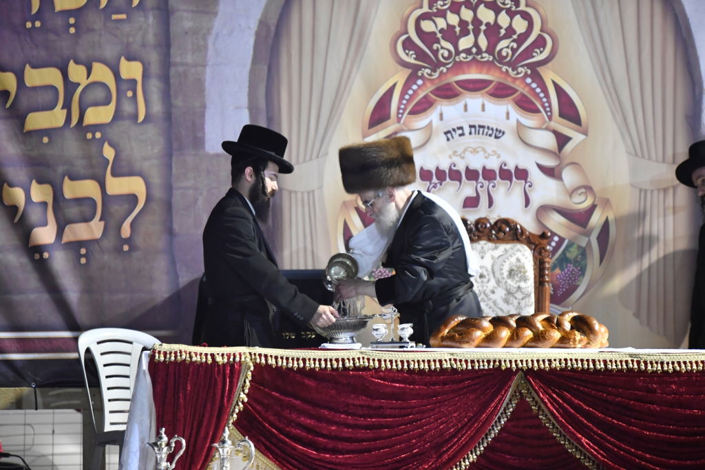 חודש השמחה בויז'ניץ נפתח במירון. תיעוד