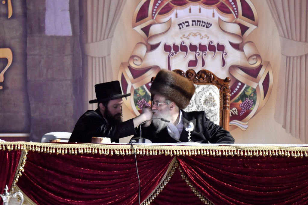 חודש השמחה בויז'ניץ נפתח במירון. תיעוד