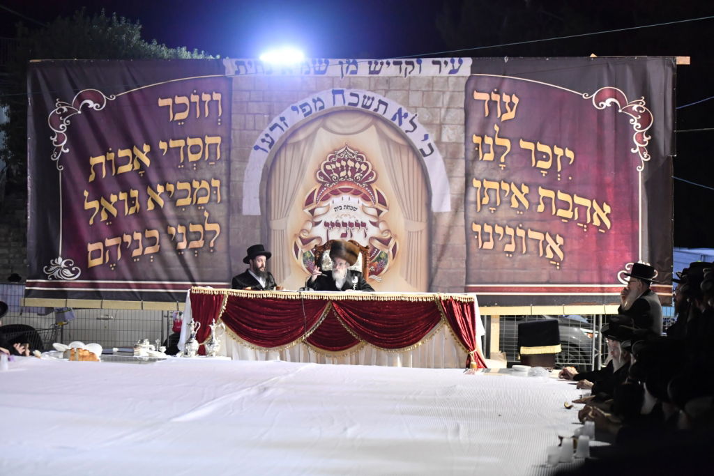 חודש השמחה בויז'ניץ נפתח במירון. תיעוד