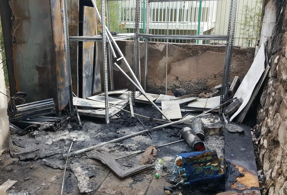 חשד להצתה: שריפה בבית 'הליכוד' בבני ברק