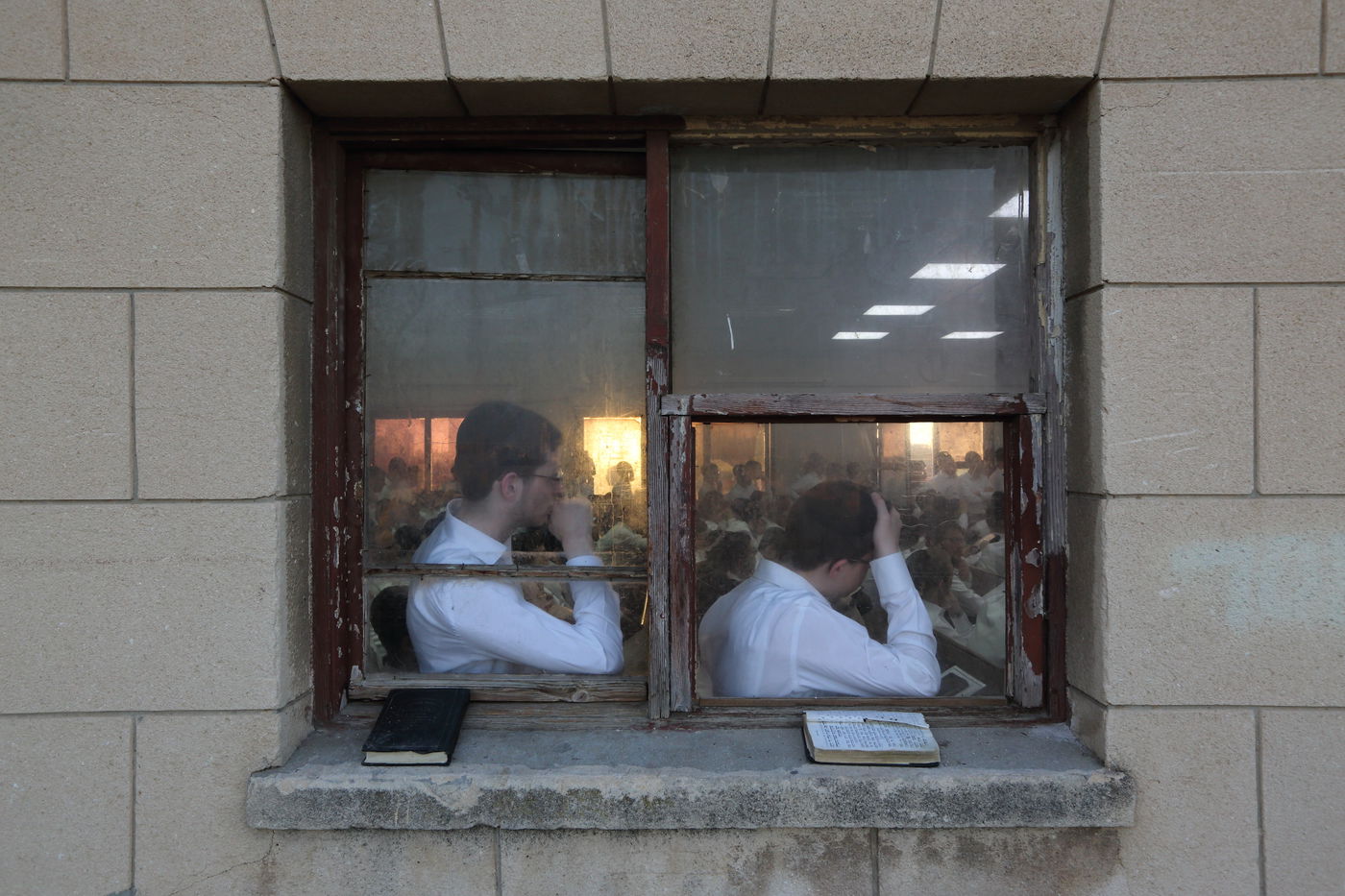 בחורי ישיבה, בפוניבז'. אילוסטרציה