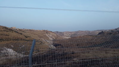 פלסטינים ניסו להצית שדות ונתפסו 'על חם'