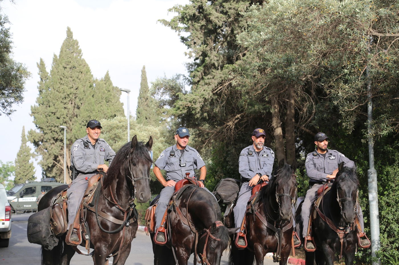 בושה והשפלה; חרדים חויבו לענוד צמידים של המצעד