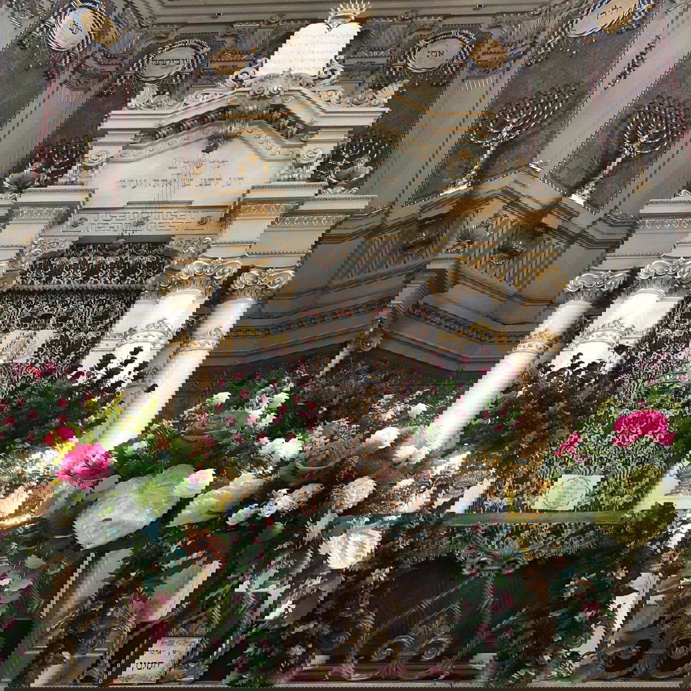 מרהיב: כך קושט בית הכנסת הגדול ברומא לחג השבועות