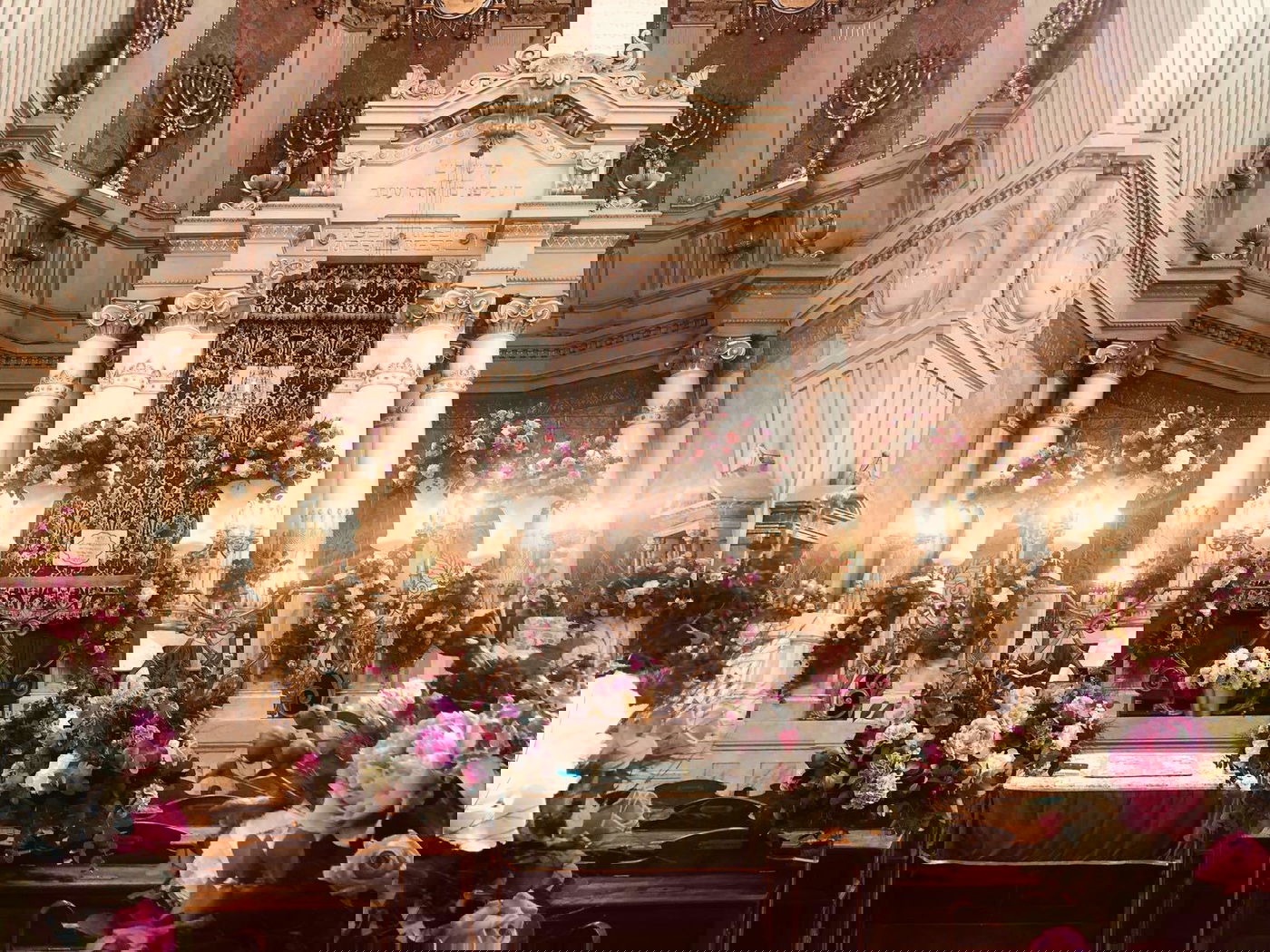 מרהיב: כך קושט בית הכנסת הגדול ברומא לחג השבועות