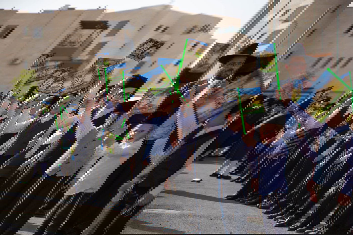 מעמד קבלת פנים ו'טיש' נעילת החג בדז'יקוב ויז'ניץ