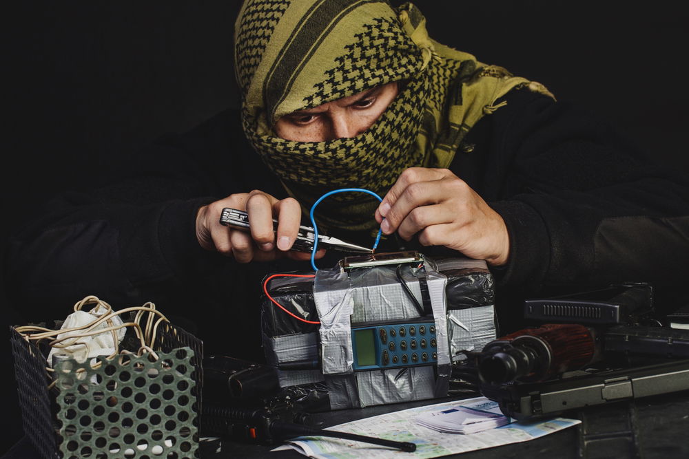 'המוסד' הזהיר את הבריטים מפני מפעלי הנפץ של חיזבאללה