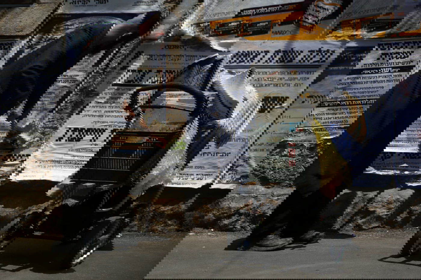 מדביק המודעות המיתולוגי נמלט מהפקחים - וחזר לעבודה. תיעוד