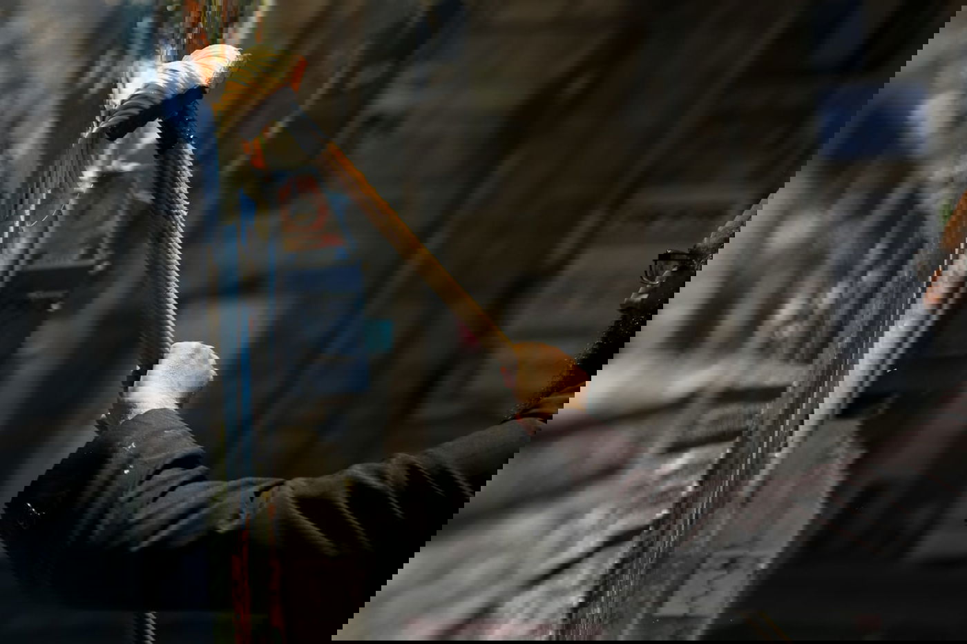 מדביק המודעות המיתולוגי נמלט מהפקחים - וחזר לעבודה. תיעוד