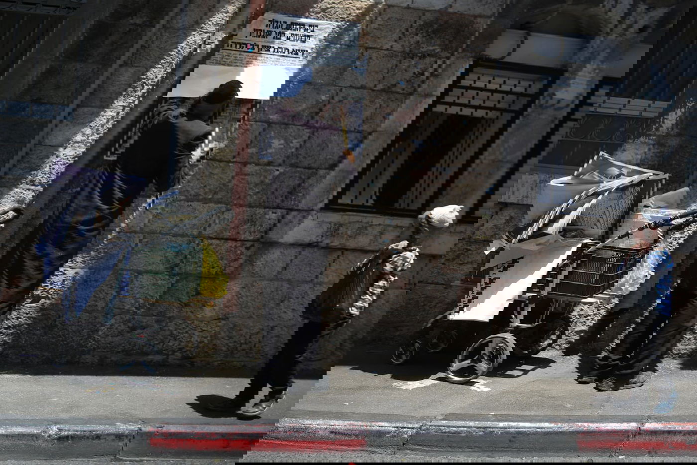 מדביק המודעות המיתולוגי נמלט מהפקחים - וחזר לעבודה. תיעוד