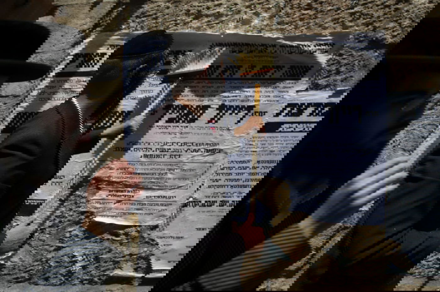 מדביק המודעות המיתולוגי נמלט מהפקחים - וחזר לעבודה. תיעוד