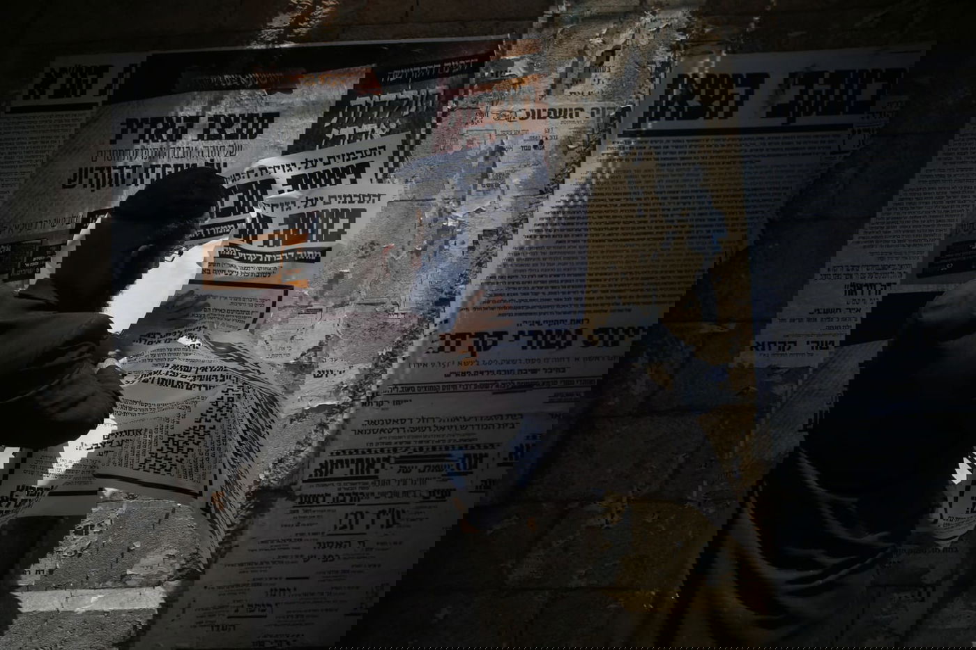 מדביק המודעות המיתולוגי נמלט מהפקחים - וחזר לעבודה. תיעוד