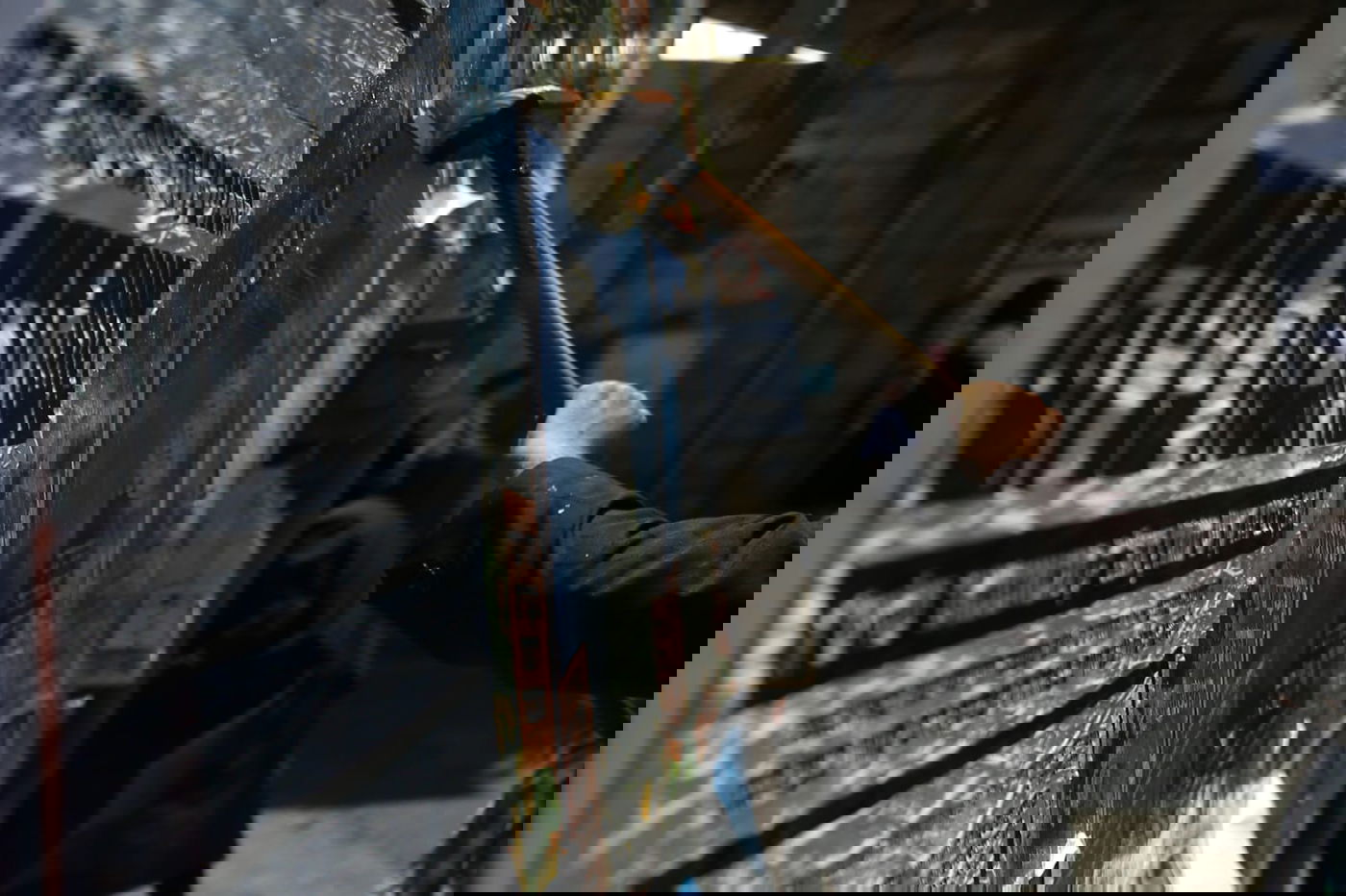 מדביק המודעות המיתולוגי נמלט מהפקחים - וחזר לעבודה. תיעוד