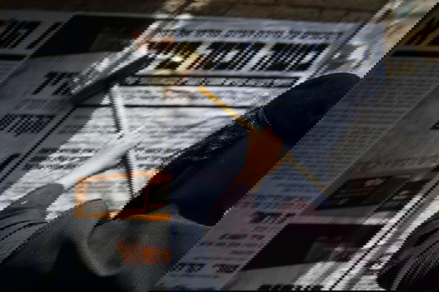 מדביק המודעות המיתולוגי נמלט מהפקחים - וחזר לעבודה. תיעוד