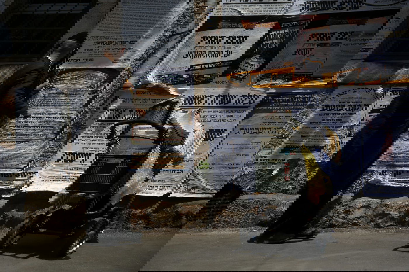 מדביק המודעות המיתולוגי נמלט מהפקחים - וחזר לעבודה. תיעוד