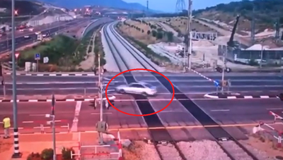על פסי רכבת: כך נמלט נהג רכב מהשוטרים