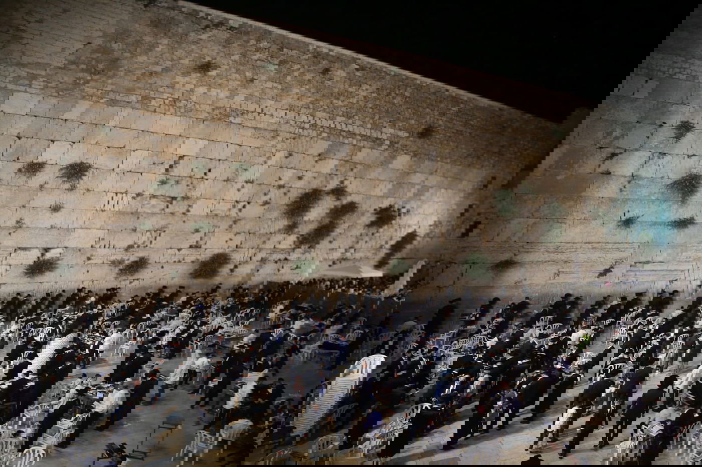 תיעוד: אלפי עמלי התורה שרו ורקדו בכותל המערבי