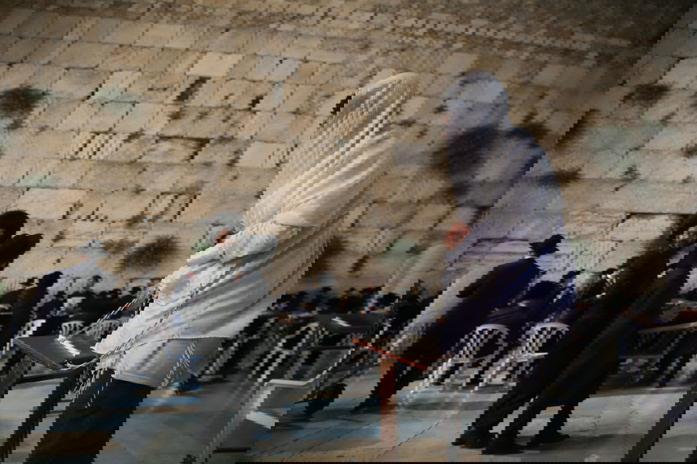 תיעוד: אלפי עמלי התורה שרו ורקדו בכותל המערבי