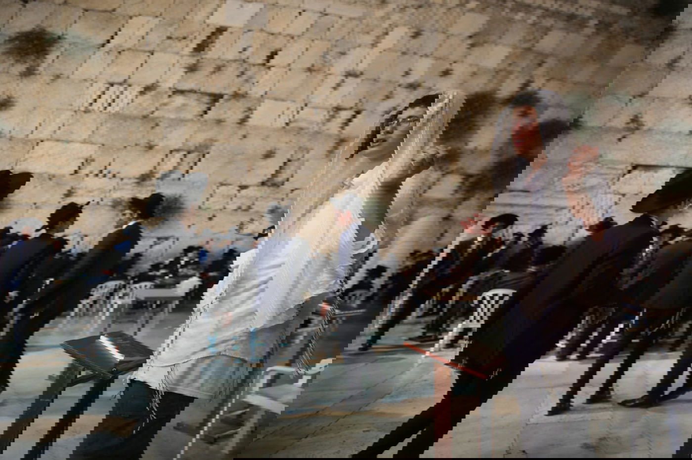 תיעוד: אלפי עמלי התורה שרו ורקדו בכותל המערבי