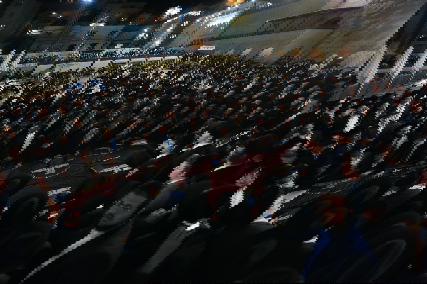 תיעוד: אלפי עמלי התורה שרו ורקדו בכותל המערבי