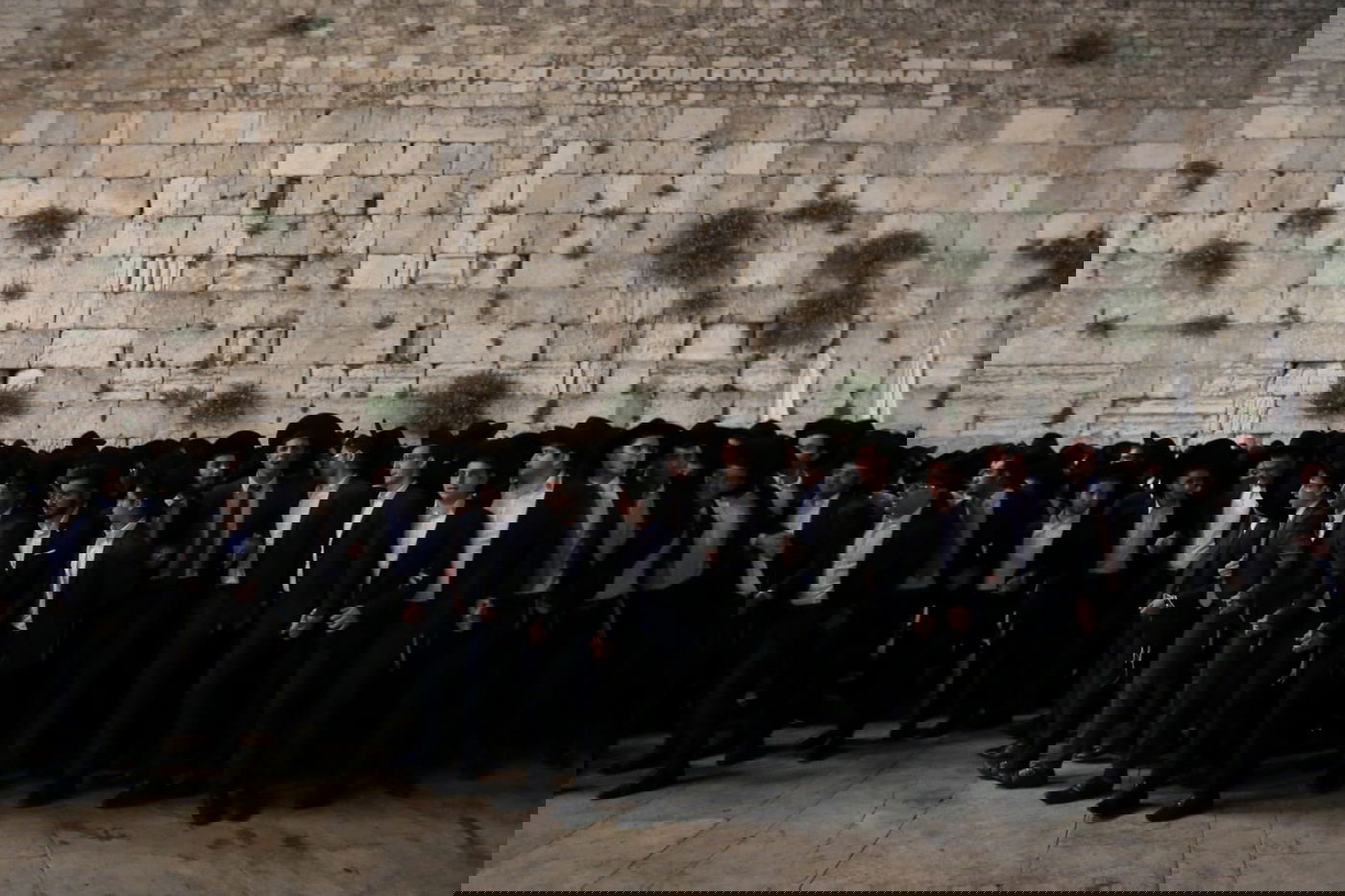 תיעוד: אלפי עמלי התורה שרו ורקדו בכותל המערבי