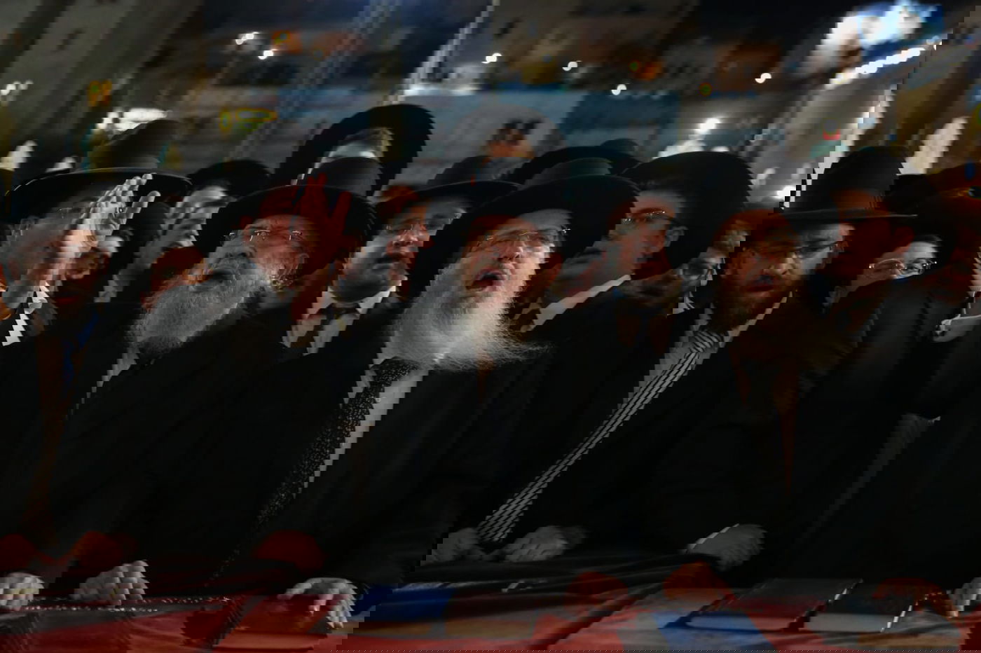 תיעוד: אלפי עמלי התורה שרו ורקדו בכותל המערבי
