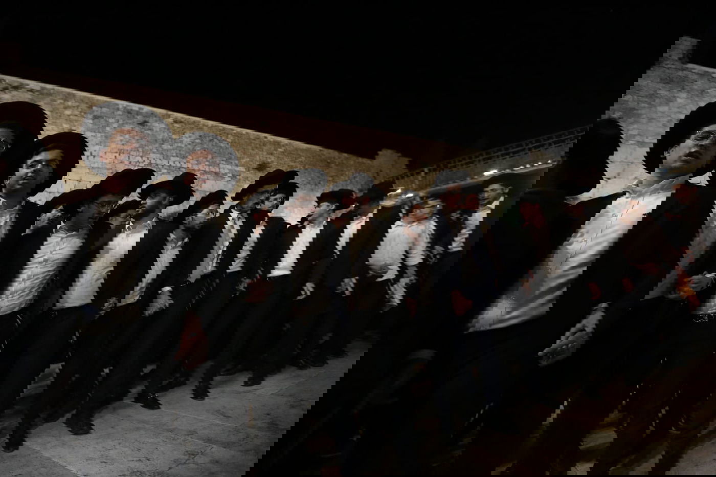 תיעוד: אלפי עמלי התורה שרו ורקדו בכותל המערבי