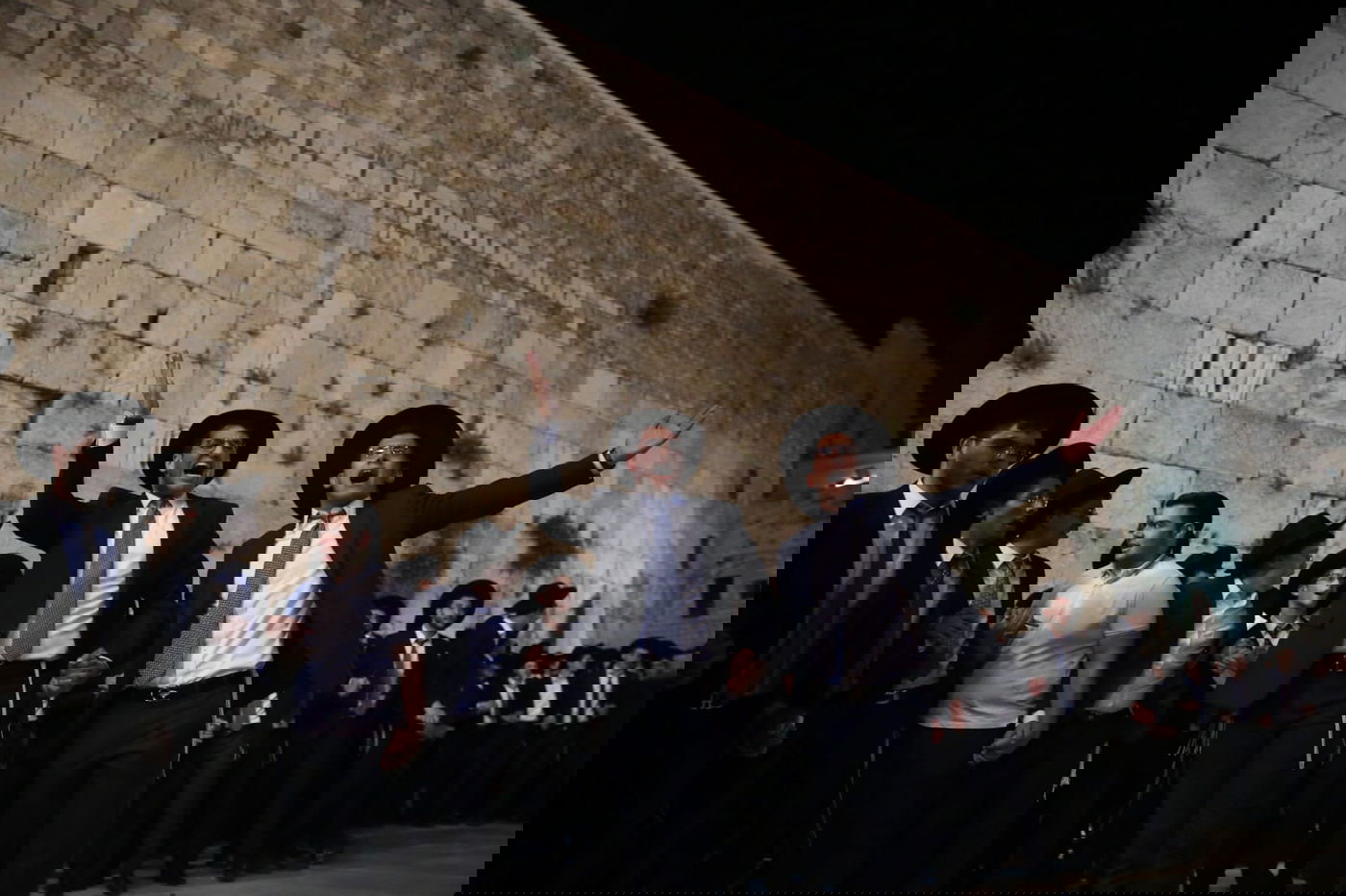 תיעוד: אלפי עמלי התורה שרו ורקדו בכותל המערבי