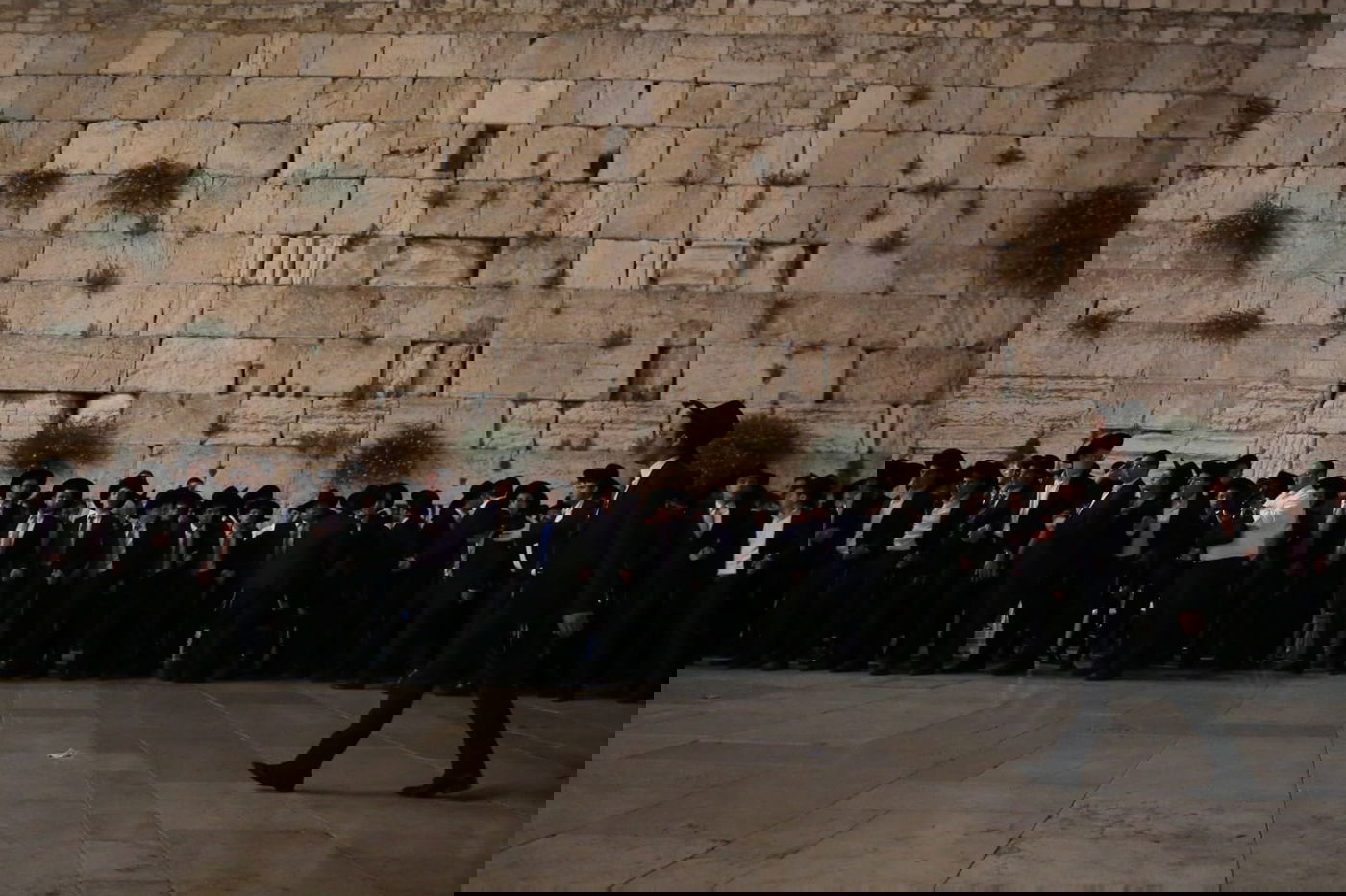תיעוד: אלפי עמלי התורה שרו ורקדו בכותל המערבי