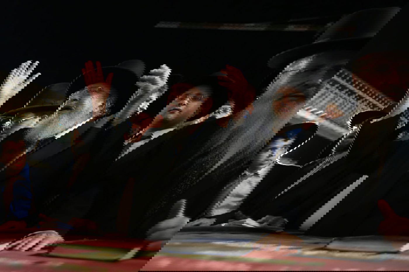 תיעוד: אלפי עמלי התורה שרו ורקדו בכותל המערבי