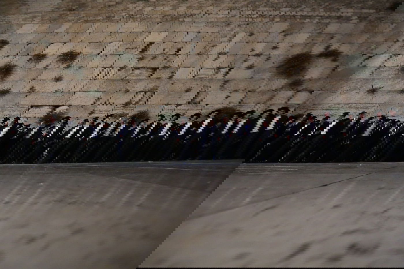 תיעוד: אלפי עמלי התורה שרו ורקדו בכותל המערבי
