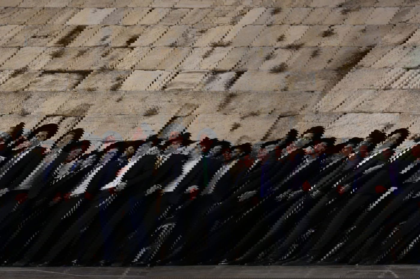 תיעוד: אלפי עמלי התורה שרו ורקדו בכותל המערבי