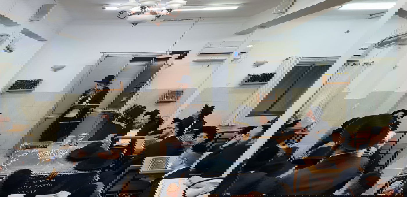 תיעוד: עצרת חיזוק בבית הכנסת שנפרץ וחולל