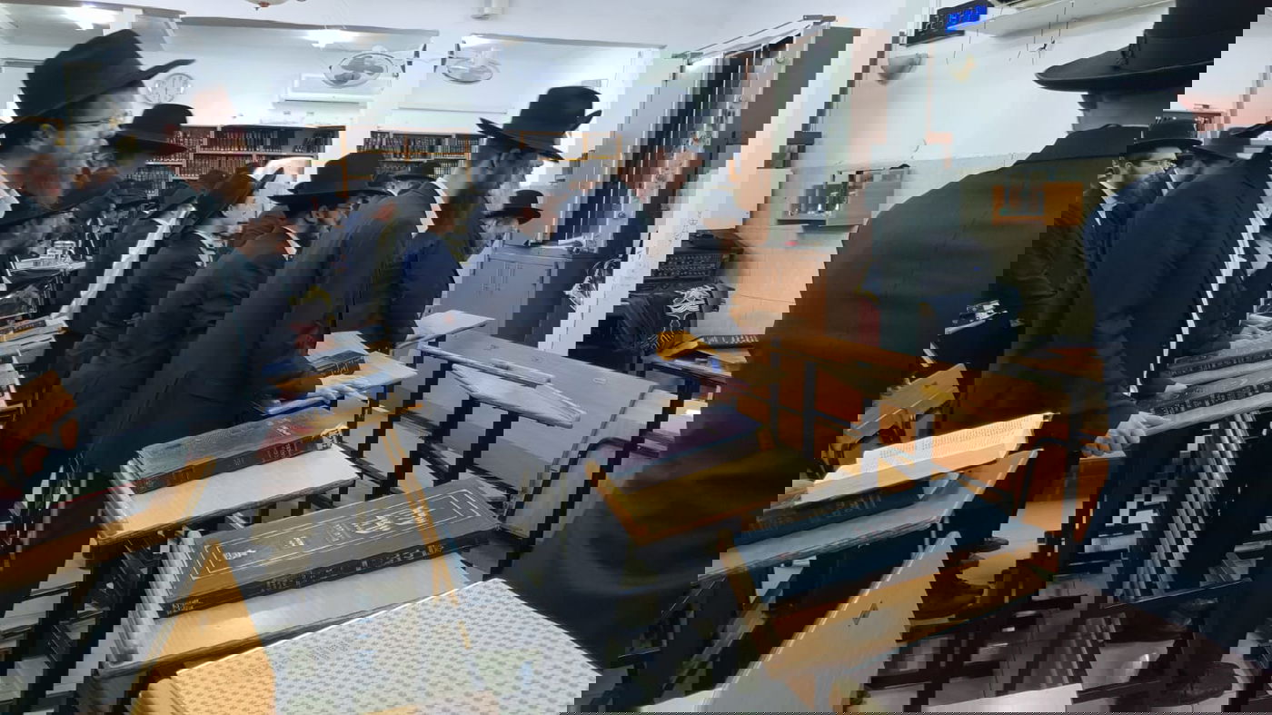 תיעוד: עצרת חיזוק בבית הכנסת שנפרץ וחולל