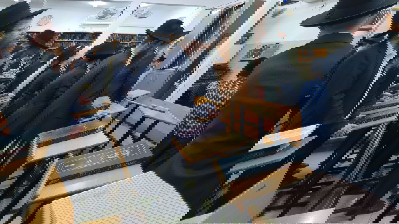 תיעוד: עצרת חיזוק בבית הכנסת שנפרץ וחולל