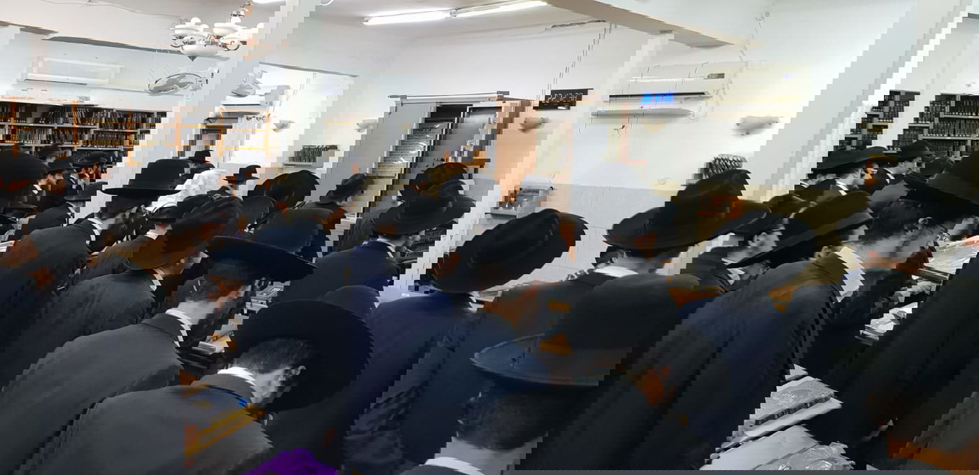 תיעוד: עצרת חיזוק בבית הכנסת שנפרץ וחולל