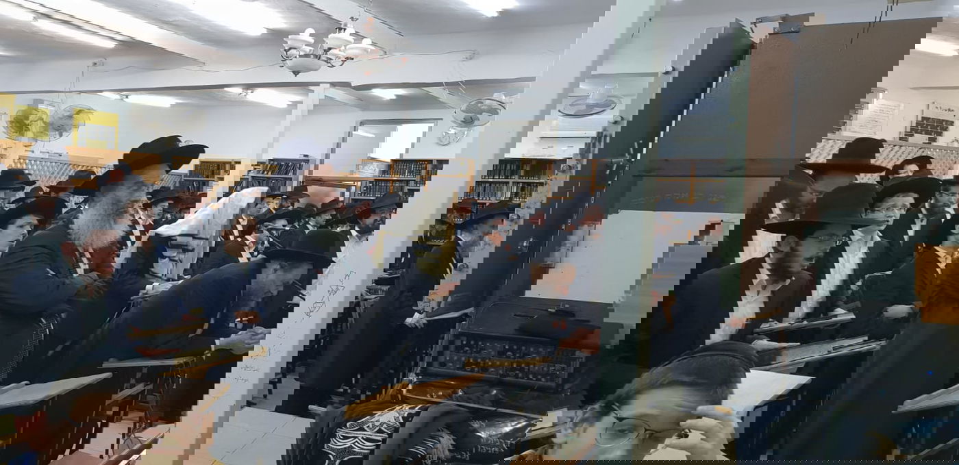 תיעוד: עצרת חיזוק בבית הכנסת שנפרץ וחולל