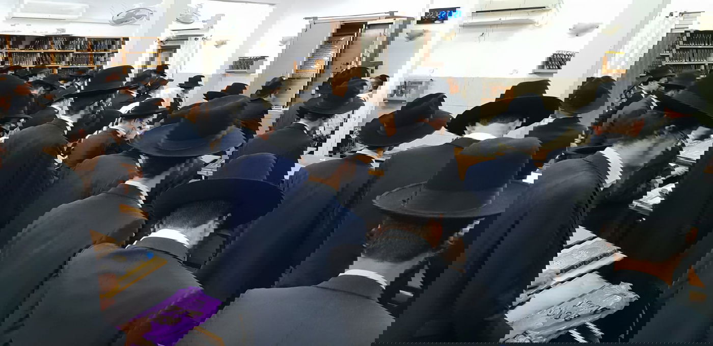 תיעוד: עצרת חיזוק בבית הכנסת שנפרץ וחולל